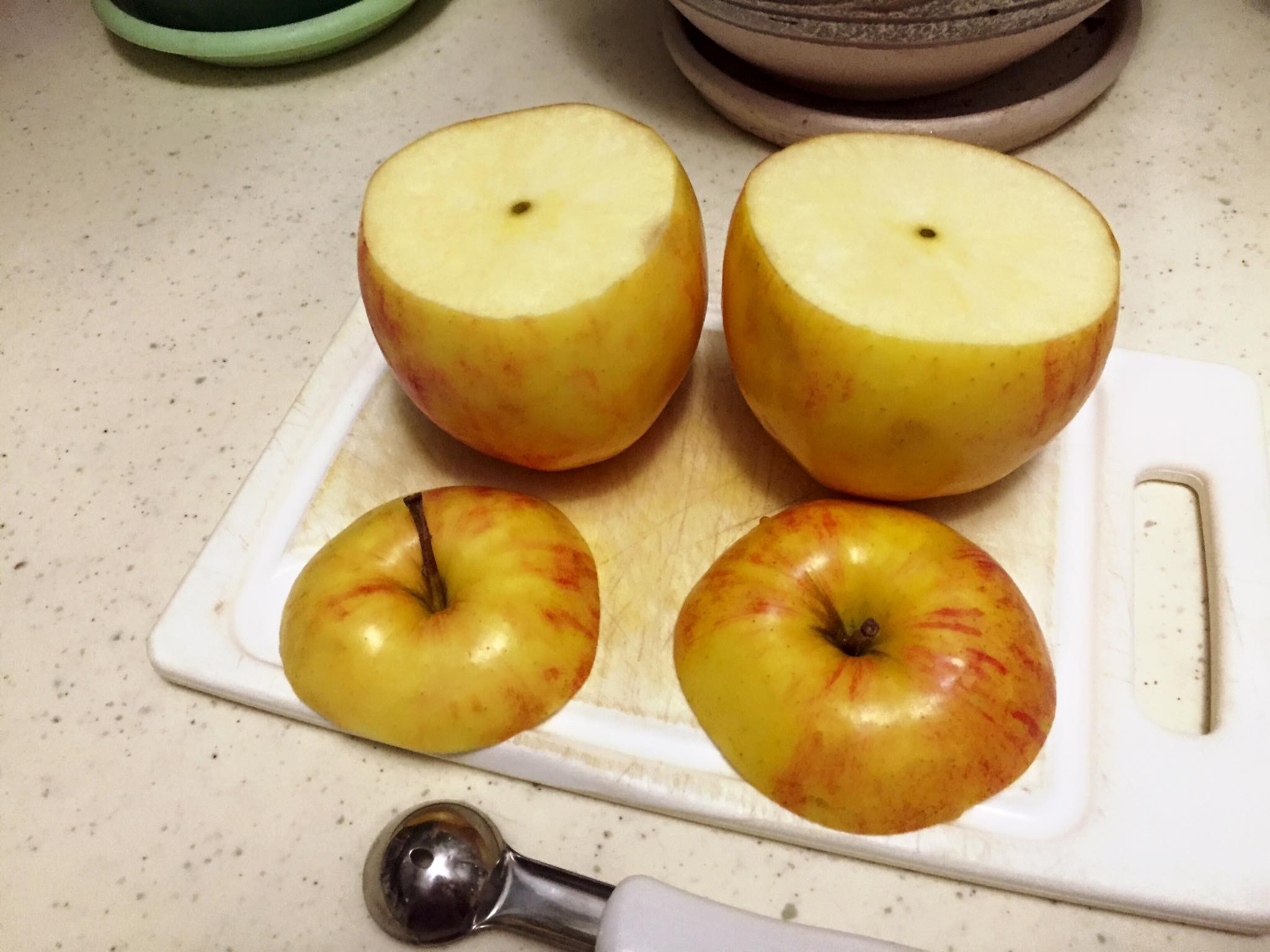 Можно яблоки при язве. Печеные яблоки. Печеные яблоки с творогом. Нарезать яблоко печеное. Вырезать сердцевину из яблок.