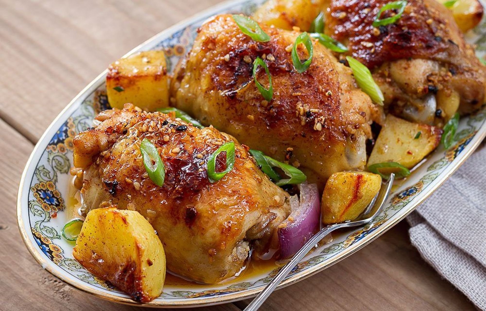 Куриное под овощами. Куриные бедрышки запеченные в духовке. Курица с картошкой. Картошка с бедрышками в духовке. Куриные бедра с картошкой.