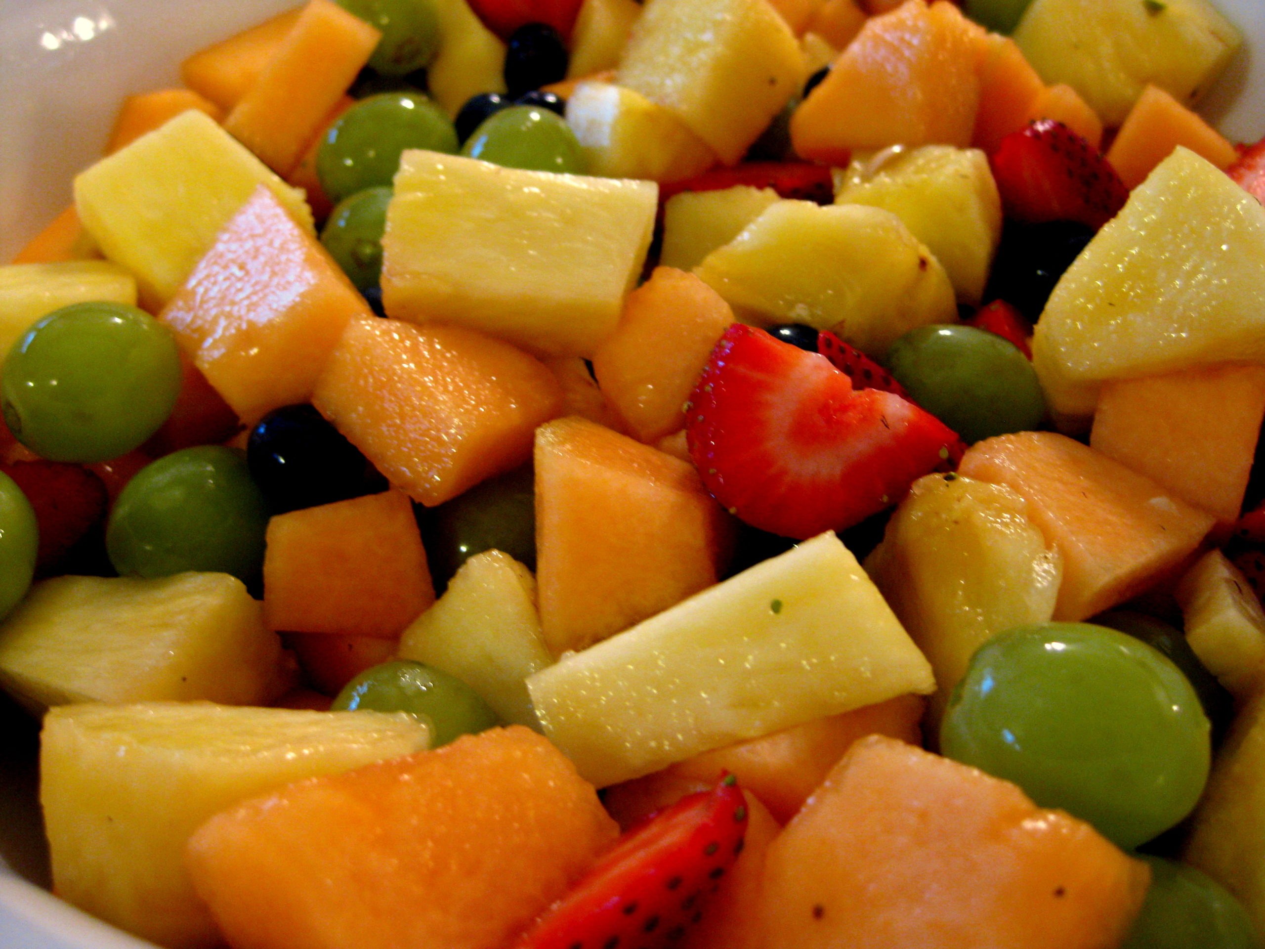 Овоще фруктовые салаты. Фруктовый салат. Салат с фруктами. Фруктовый салат Ингредиенты. Фрукты для фруктового салата.