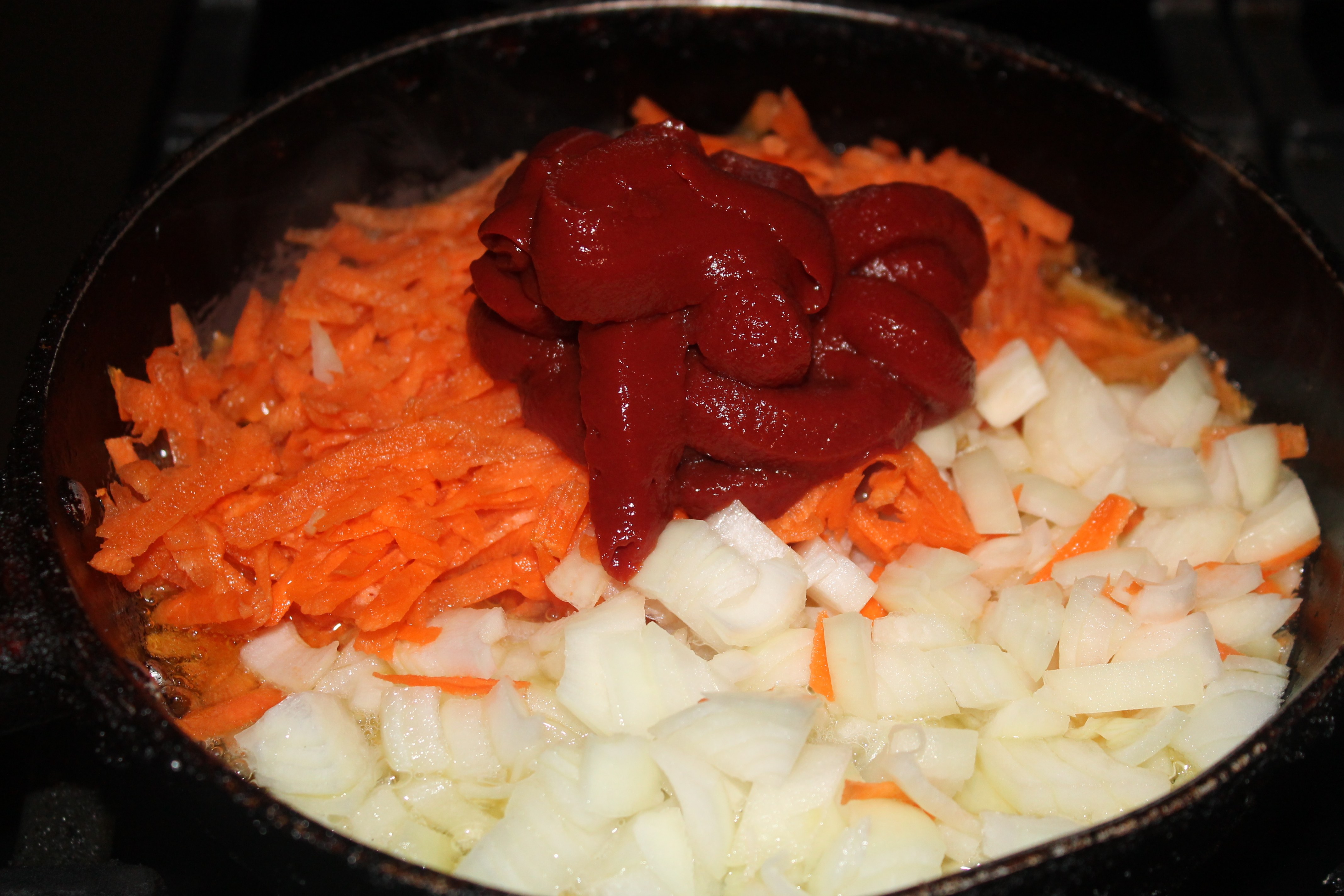 Лук тушеный на воде. Пассерование томатного пюре. Лук и морковь обжарить. Пассерованные лук и морковь.