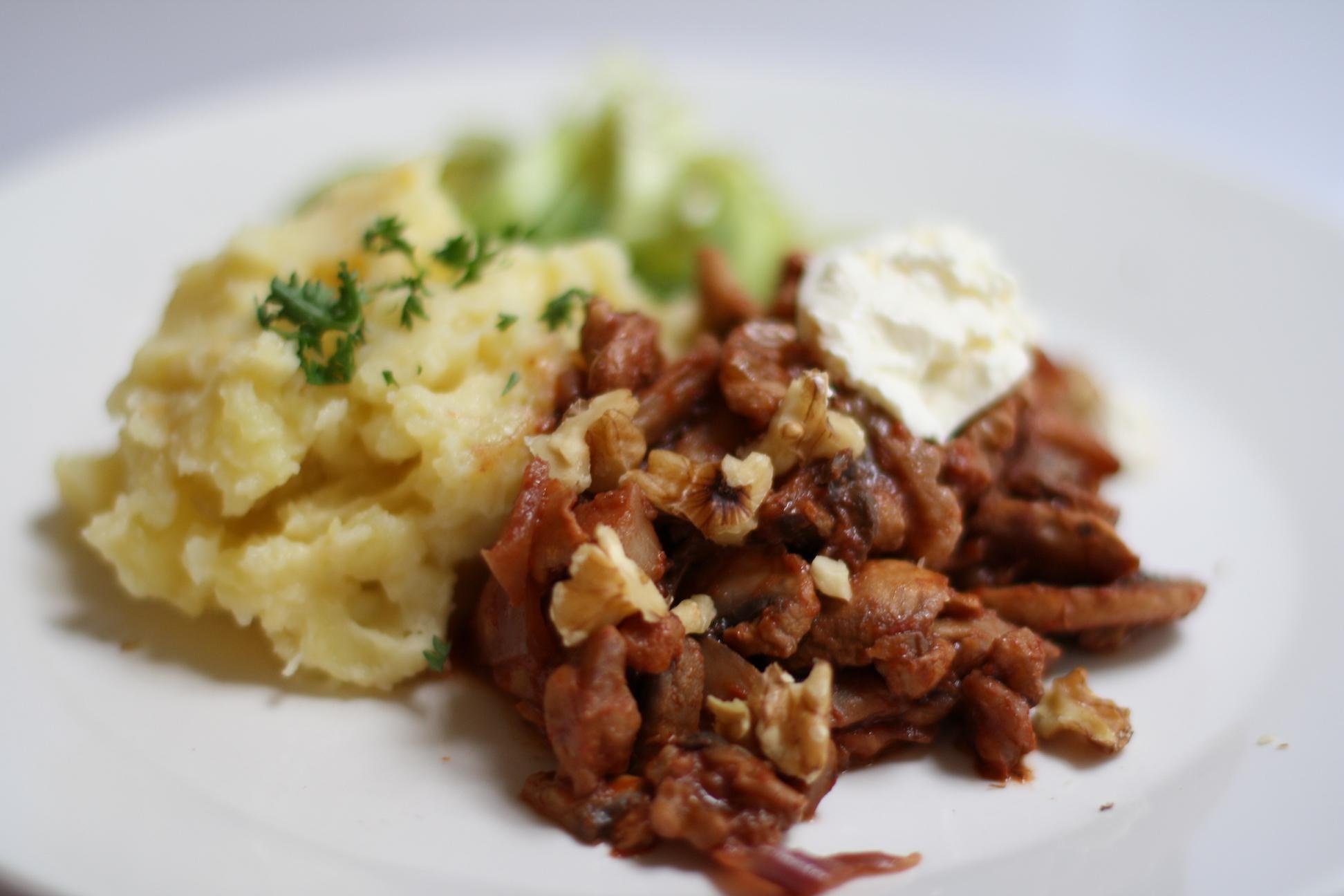 Картошка пюре с шампиньонами. Картошка пюре с грибами. Пюре с грибами и луком. Картофельное пюре с шампиньонами. Картофельное пюре с жареным луком.