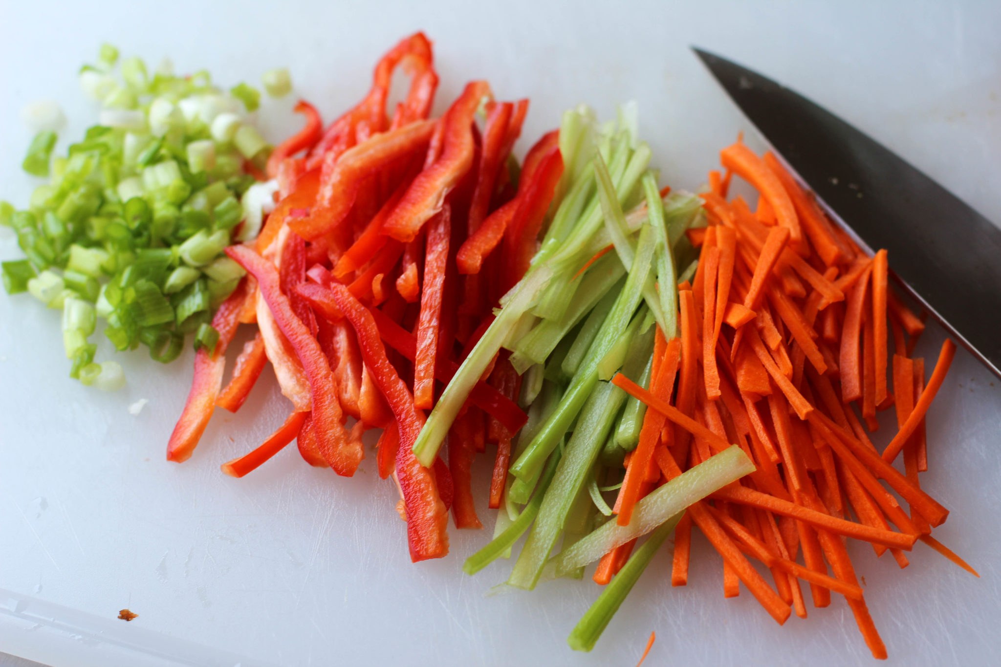 Салат перец морковка лук. Нарезанные овощи. Овощи соломкой. Овощи тонкой соломкой. Овощи порезанные соломкой.