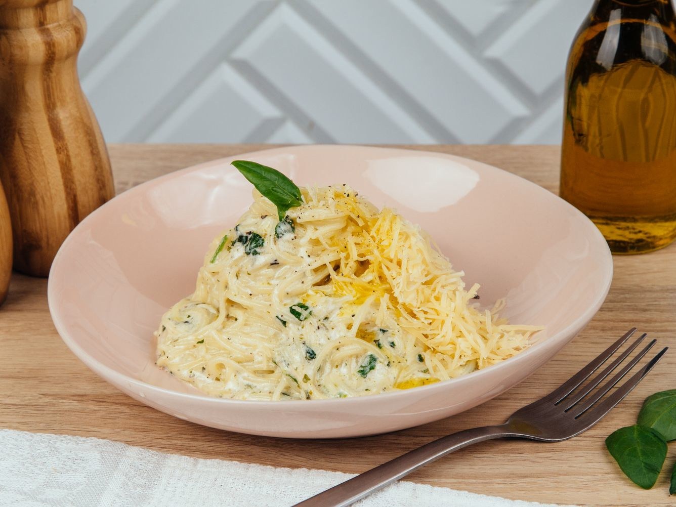 Сырный молоко макароны. Макароны с сыром и сливками. Спагетти с сыром и сливками. Макароны с тертым сыром. Макароны с сыром и чесноком.