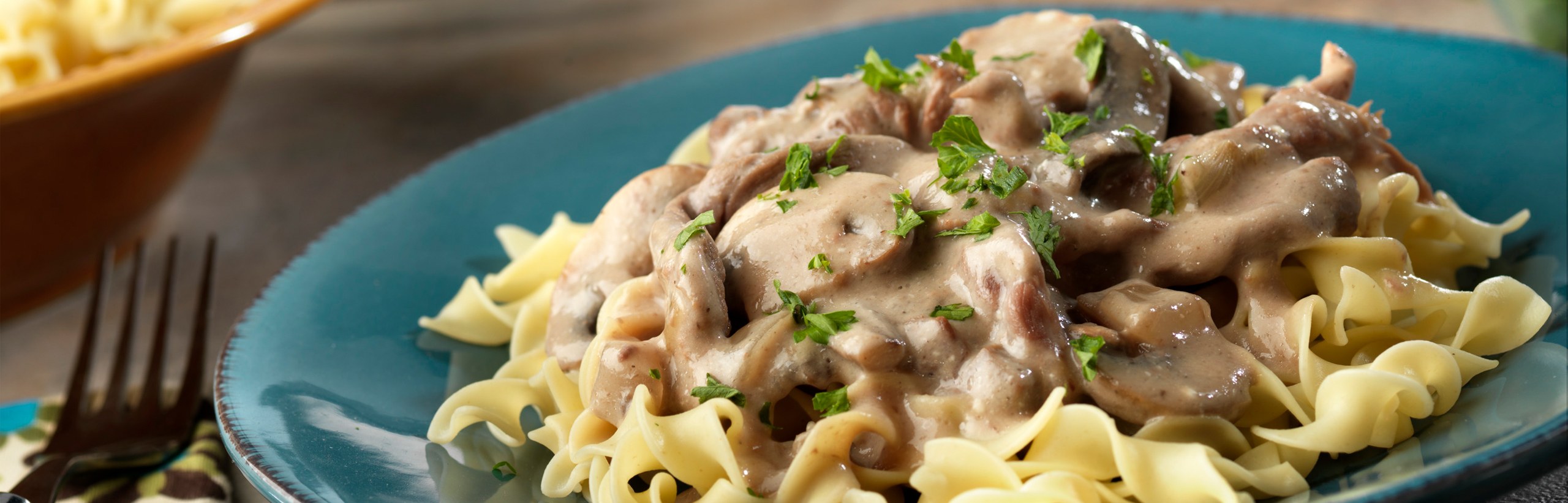 Паста с фаршем и сметаной рецепт. Beef Stroganoff. Бефстроганов с пастой. Спагетти с бефстроганов. Beef Stroganoff рецепт.