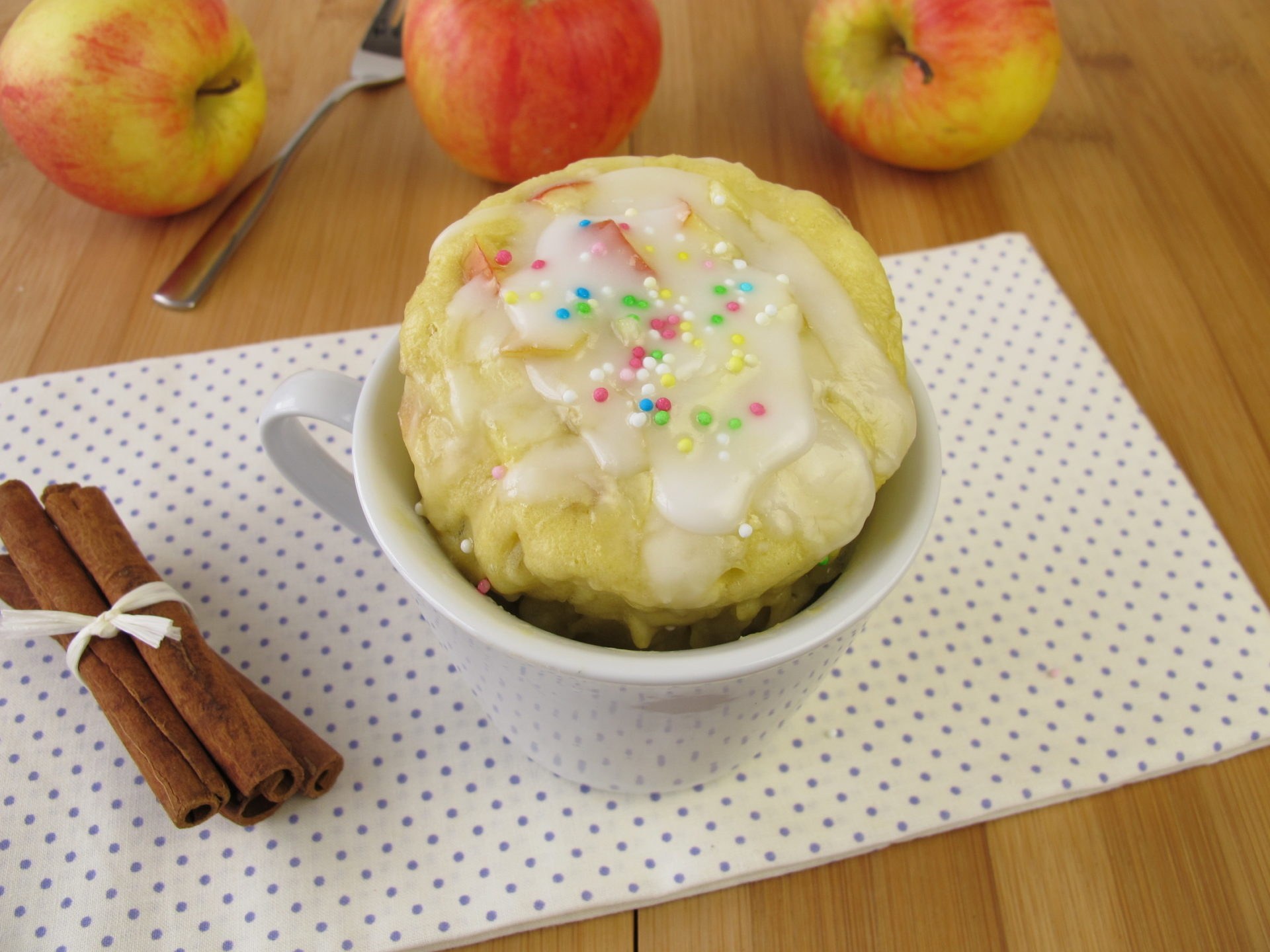 Шарлотка в микроволновке с яблоками рецепт с фото