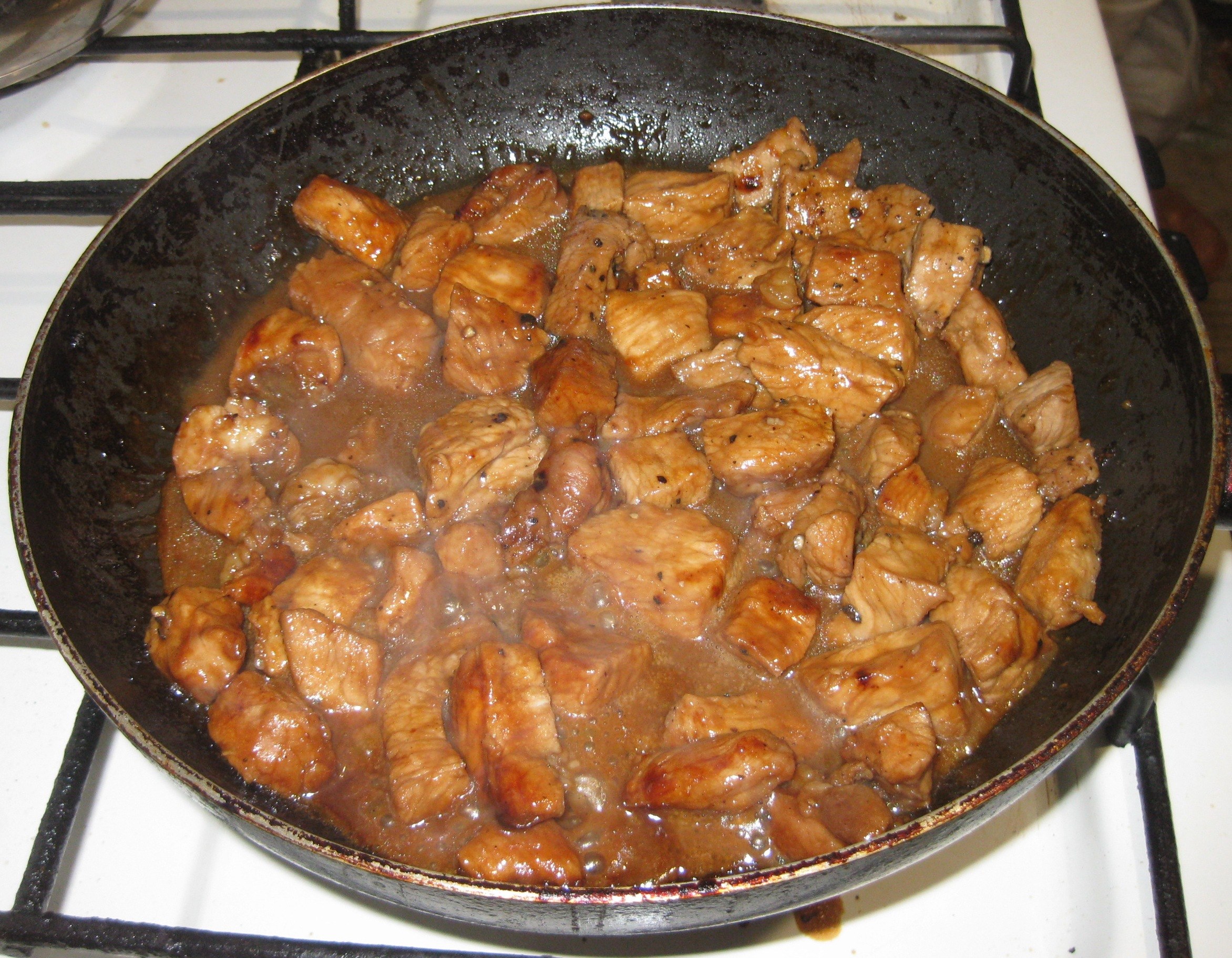 Мясо потушить вкусно в кастрюле. Тушёное мясо на сковороде. Свинина тушеная на сковороде. Жареное и тушеное мясо. Томленая свинина на сковороде.
