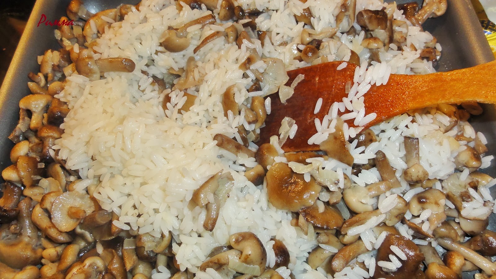Начинка рис печень. Рис с грибами. Пироги с рисом и грибами. Рис с грибами на сковороде. Начинка с грибами и рисом.