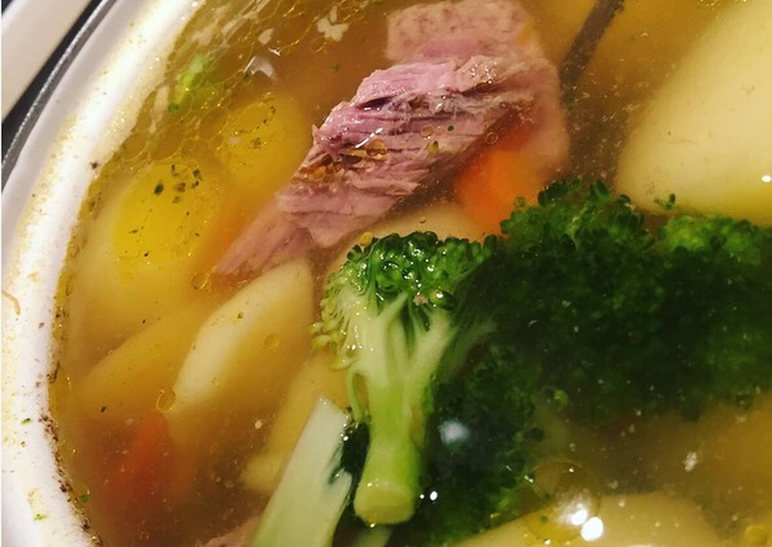 Бульон из говядины рецепт. Суп из говядины. Суп бульон. Вкусный суп на говяжьем бульоне. Говяжий бульон.