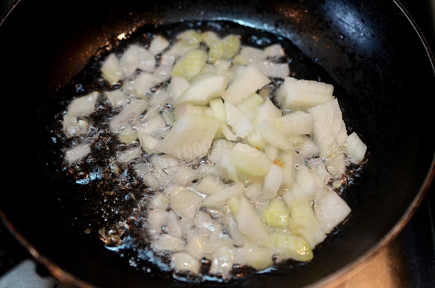 Молоки жареные на сковороде с луком. Молоки жареные с луком. Тушение молоком. Какую рыбу лучше тушить в молоке. Как пожарить молоки карпа на сковороде.