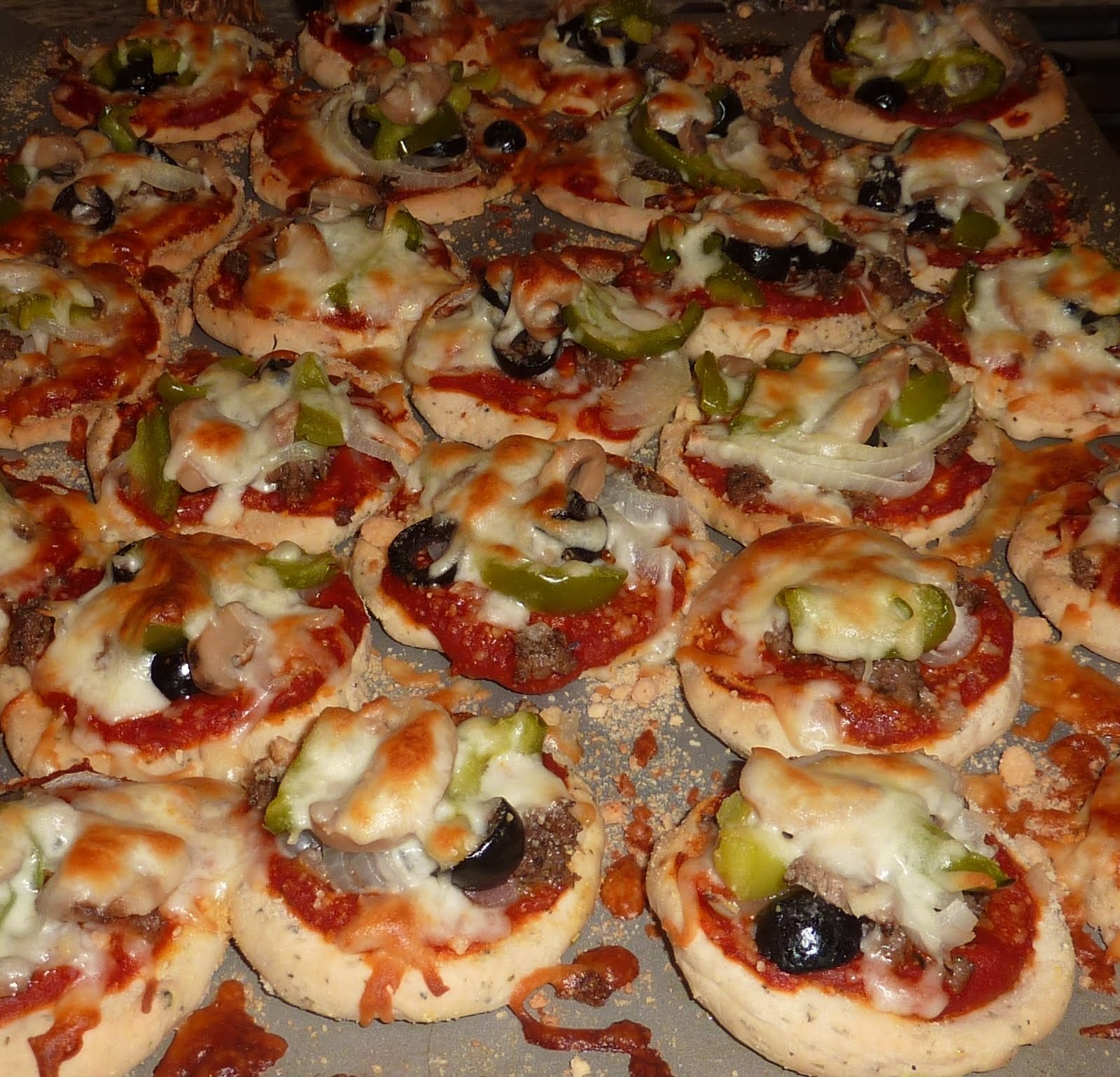 мини пицца в духовке из дрожжевого теста в домашних условиях рецепт с фото пошаговый фото 46