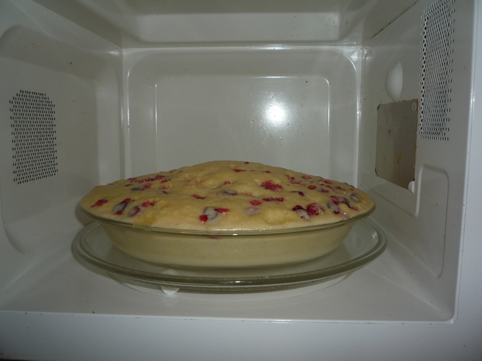 В микроволновке можно печь пироги. Посуда для выпечки в микроволновке. Посуда для микроволновки с грилем. Микроволновая печь пирог. Пироги для СВЧ.