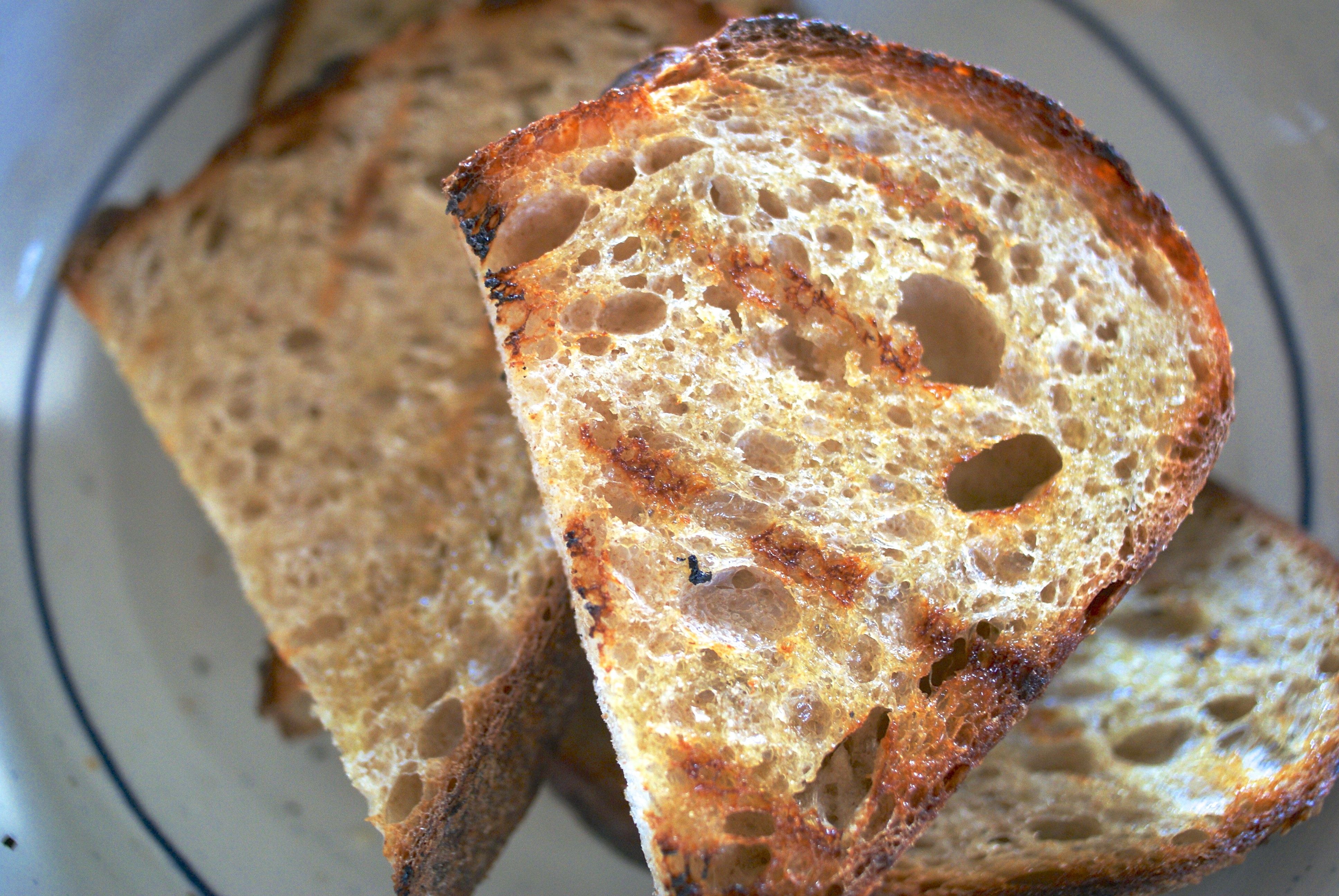Простой рецепт хлеба на сковороде. Поджаристый хлеб. Поджаренная корочка - хлеб. Хлеб подрумяненный. Жареный хлеб.
