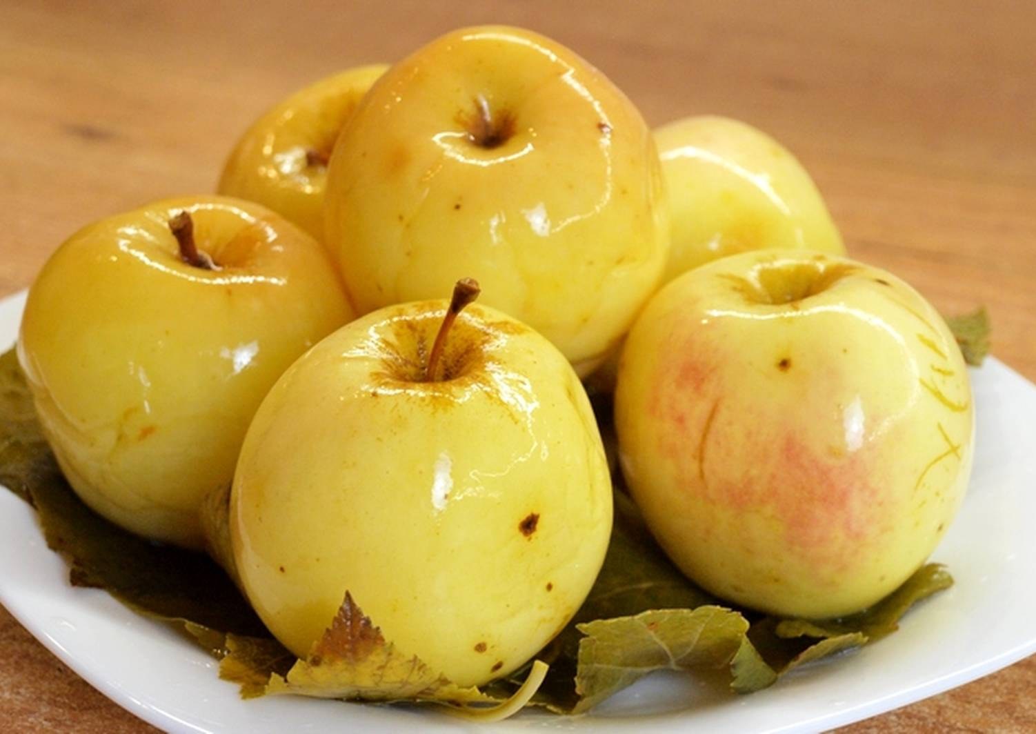 Рецепт моченых яблок в банки. Моченые яблоки. Яблоки сорта богатырь моченые. Квашенные яблоки. Яблоки квашеные и моченые.