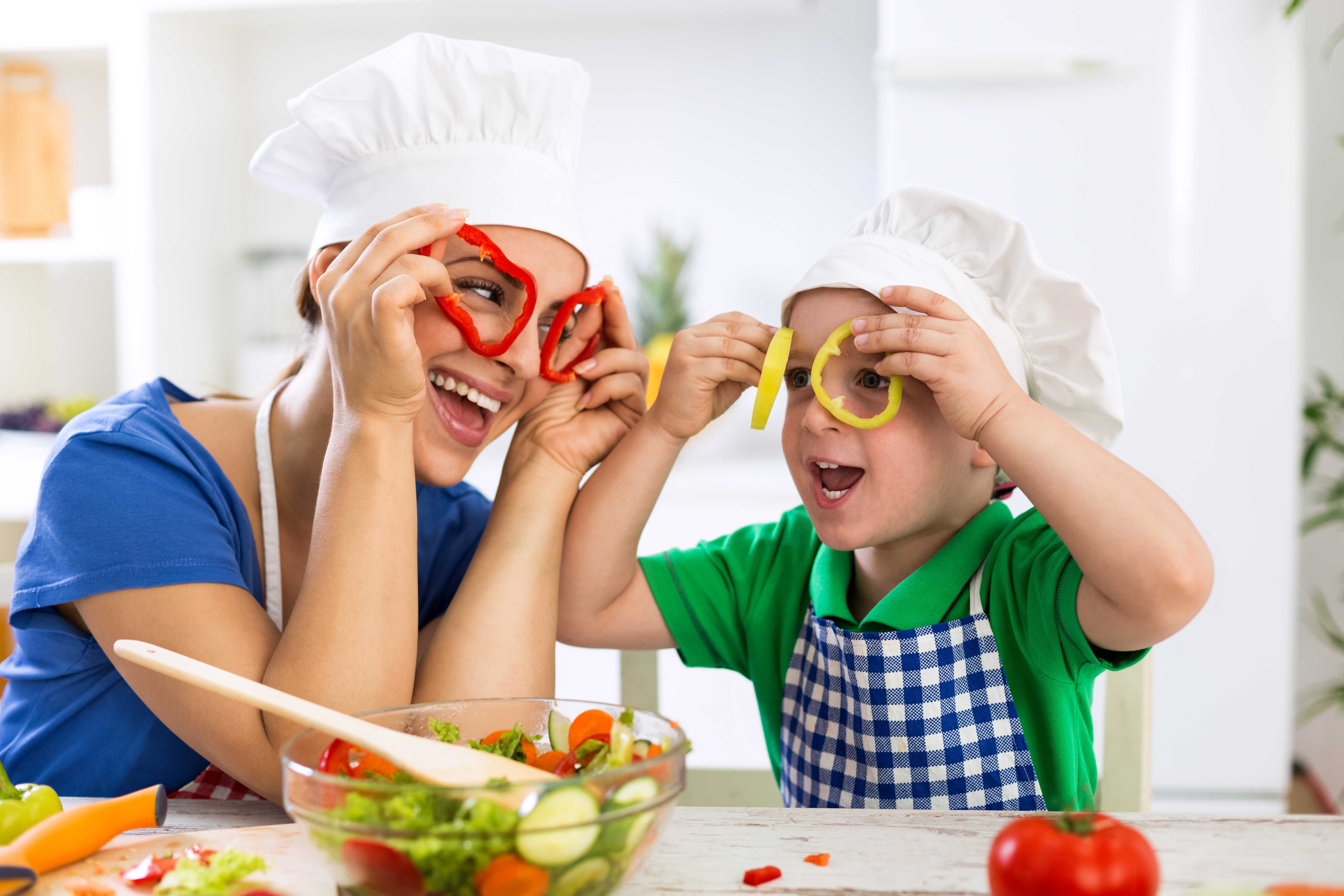 Употребление детьми готовых домашних блюд предоставленных родителями. Готовим вместе с детьми. Готовка с детьми. Кухня для детей. Еда для детей.