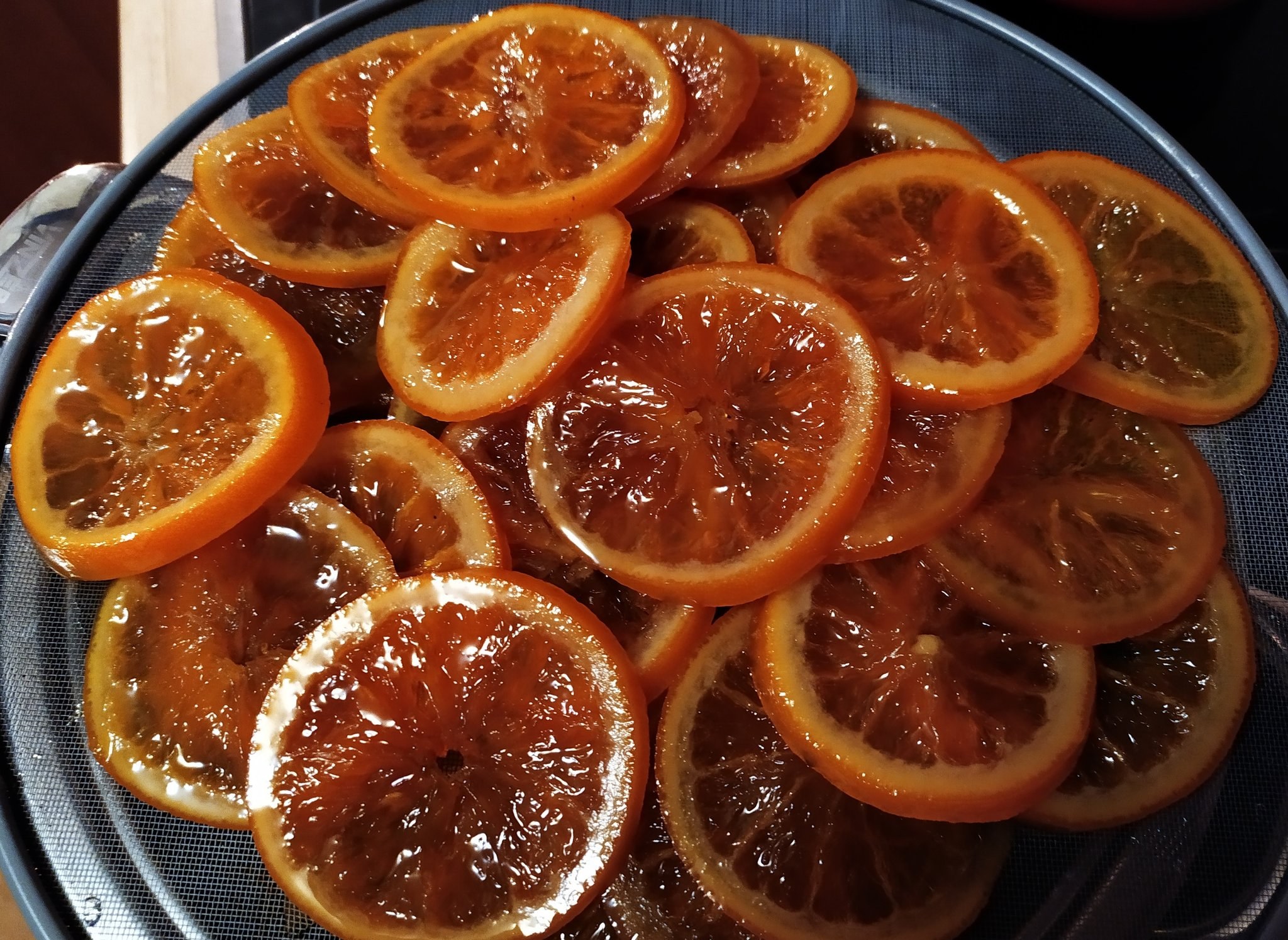 Жареные мандарины. Карамелизированные дольки апельсина. Жареный апельсин. Карамелизированный мандарин.