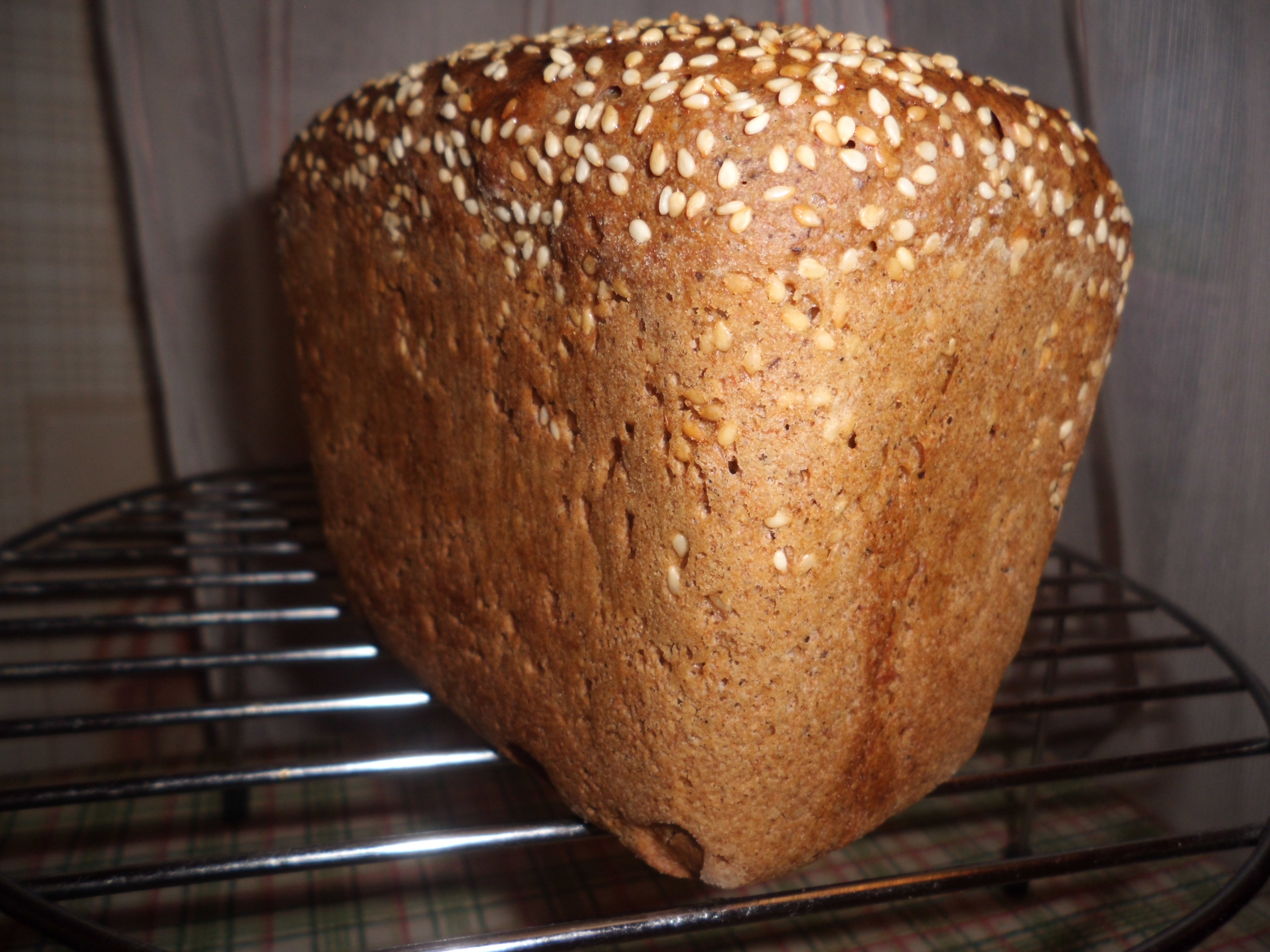 Овсяная мука хлебопечка. Хлеб на живых дрожжах. Ржаной хлеб с семечками в хлебопечке. Фунт хлеба. Прессованные дрожжи в хлебопечке.