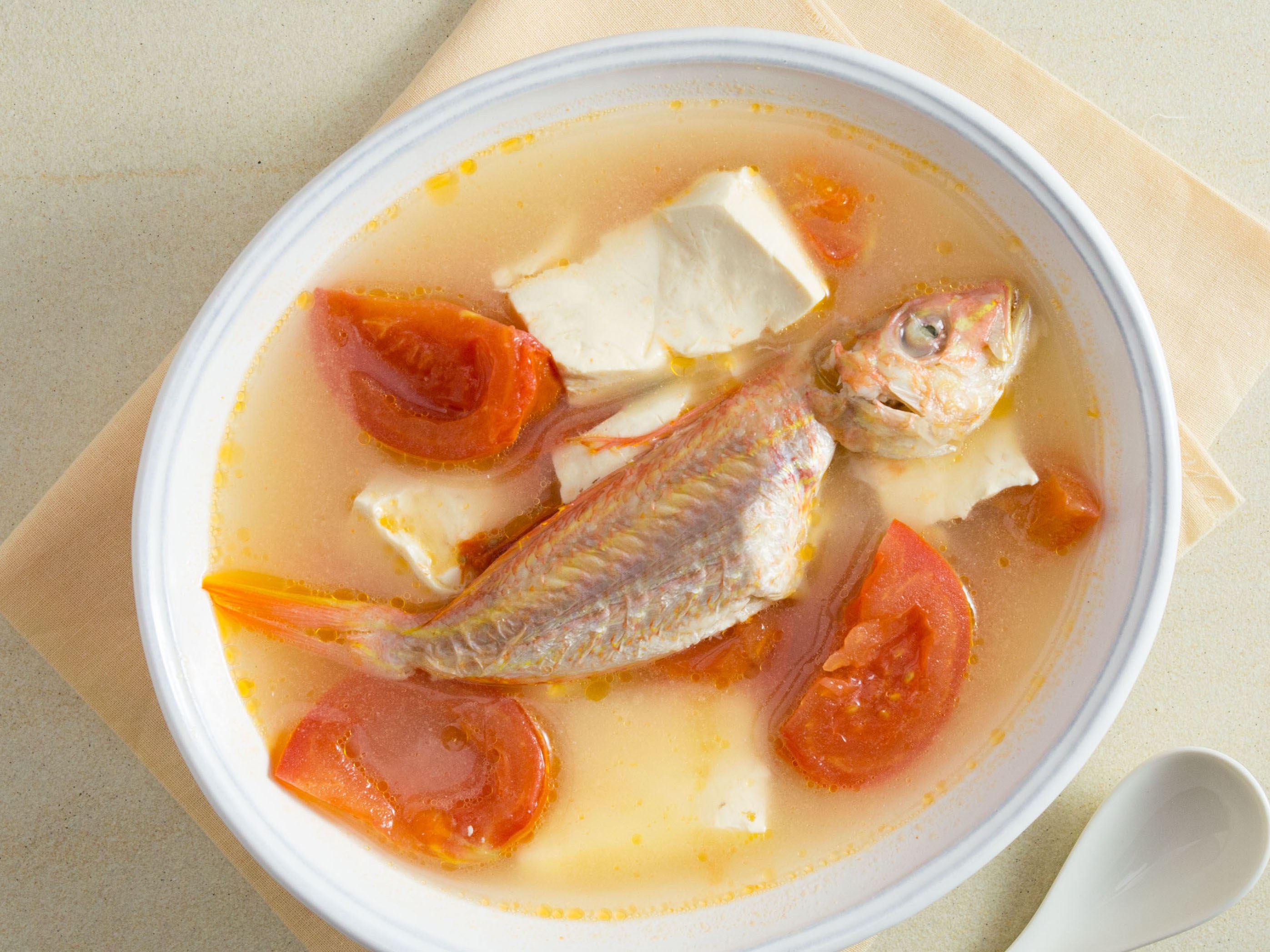 Блюда из рыбы суп. Рыбный суп. Суп с рыбой. Рыбный супчик. Уха из семги.