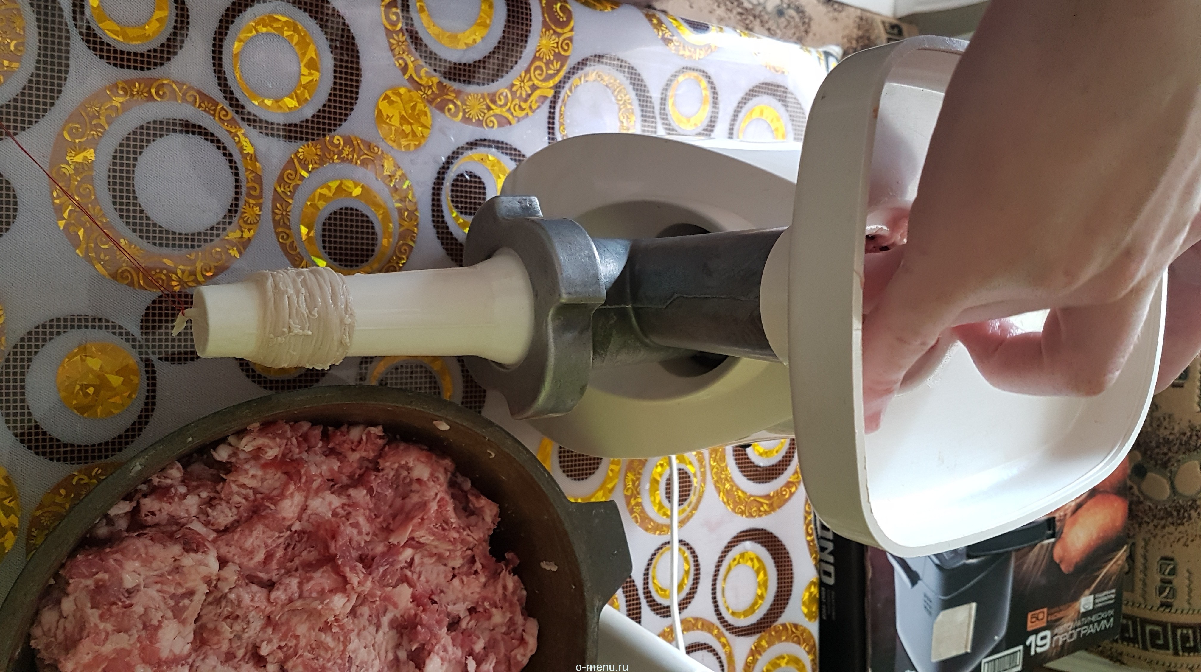Приготовление домашней колбасы мясорубка. Кишка для колбасы на мясорубку. Фарш для домашних колбасок.