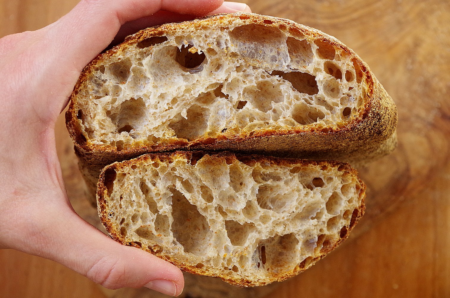 Что внутри хлеба. Хлеб Тартин на закваске. Чиабатта. Хлеб с дырочками. Дрожжевой хлеб.