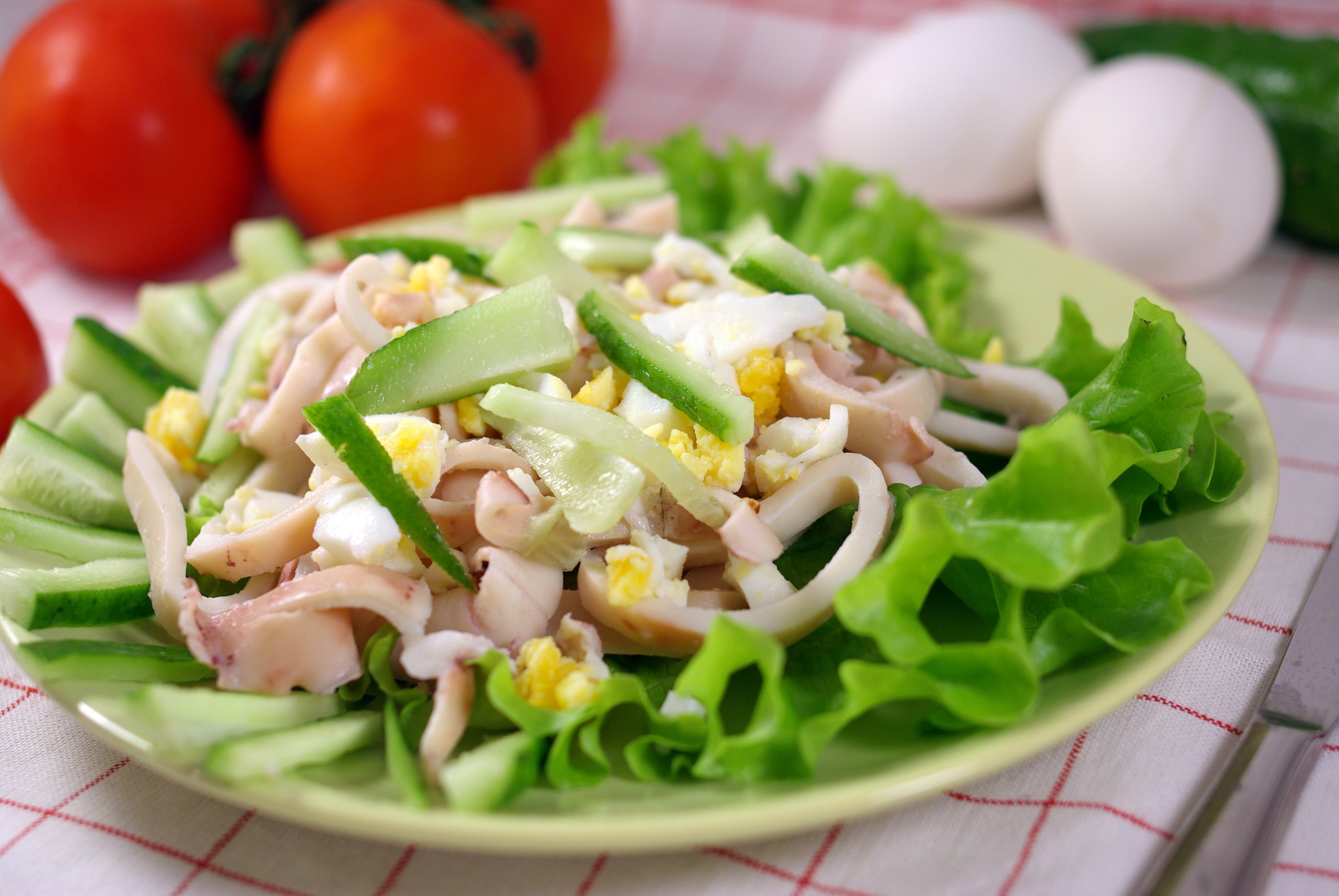Салатики вкусные рецепт фото. Салат. Салат из кальмаров. Салат с кальмарами и яйцом и огурцом. Салат с кальмарами и яйцом.