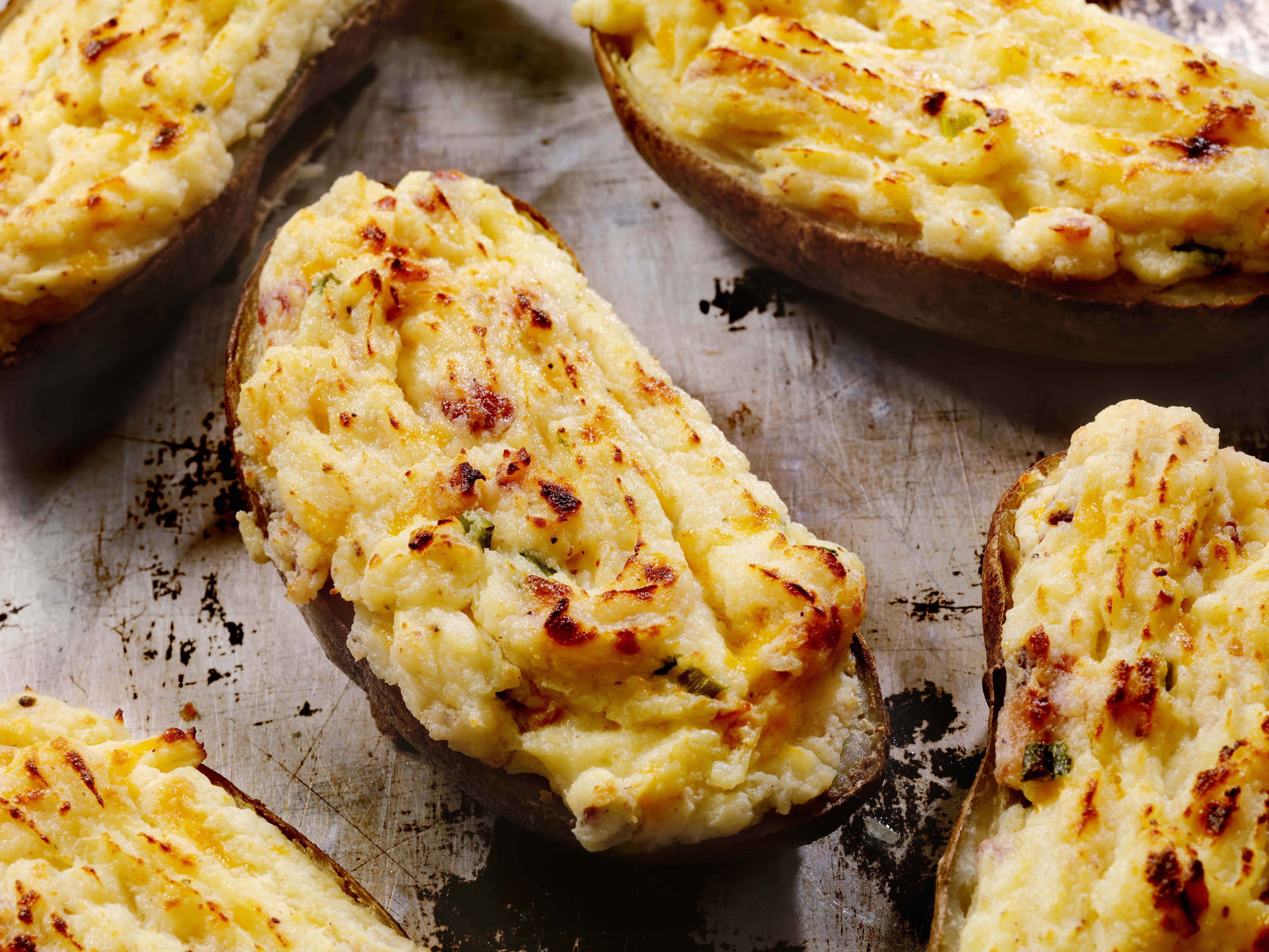 Картошка с жульеном в духовке рецепт. Картофельные лодочки. Жюльен в картофельных лодочках.. Запеченная картошка с сыром. Картофель запеченный с сыром.