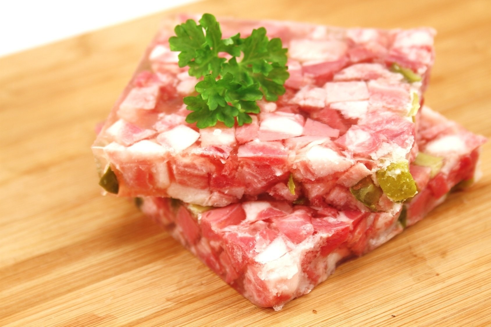 Рецепт прессованного мяса из свиной. Мясо свиных голов прессованное. Прессованное мясо из свиной головы. Прессованные свиные головы.