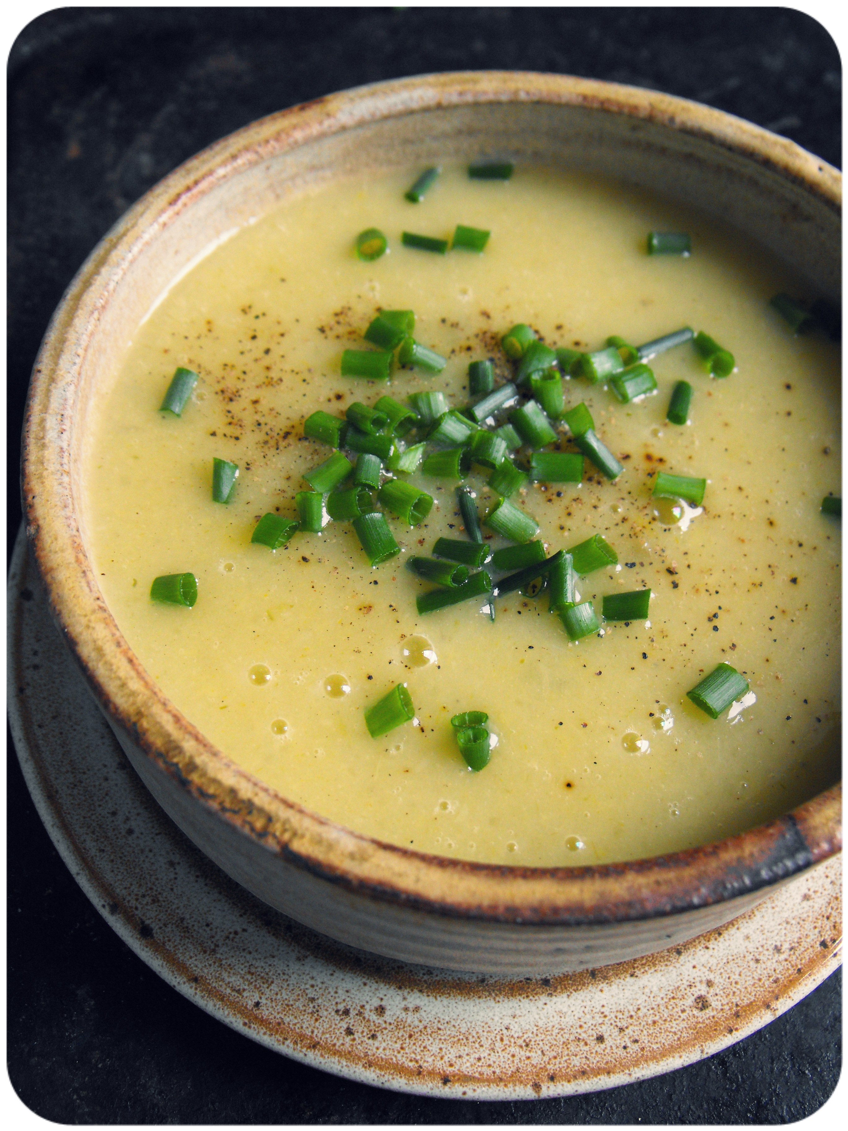Суп из сельдерея стеблевого для похудения. Суп с луком. Суп с сельдереем. Сельдереевый суп для похудения. Суп с зеленью сельдерея.