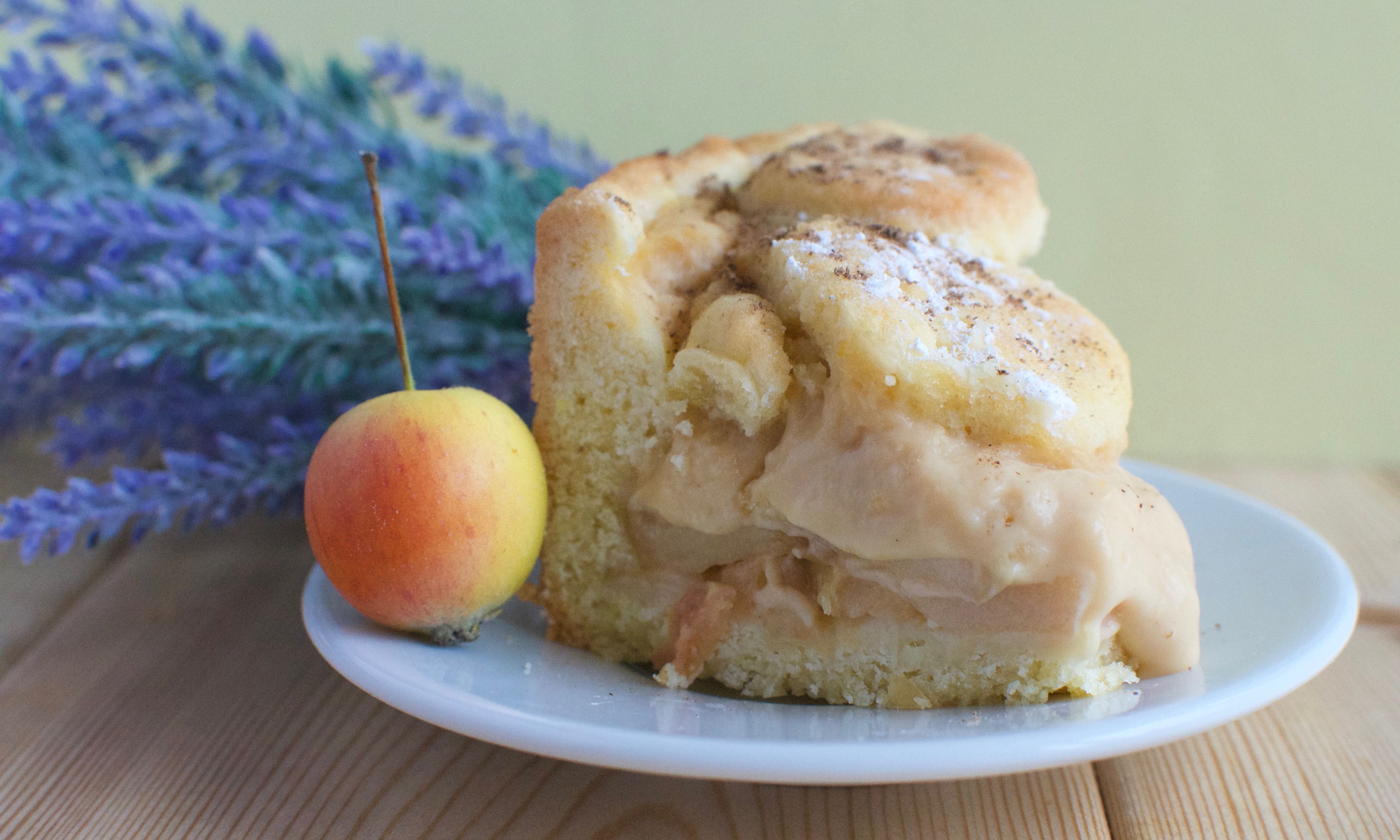 Заварной яблочный пирог. Яблочный торт с заварным кремом. Яблочный пирог с заварным кремом. Пирог с яблоками и заварным кремом.