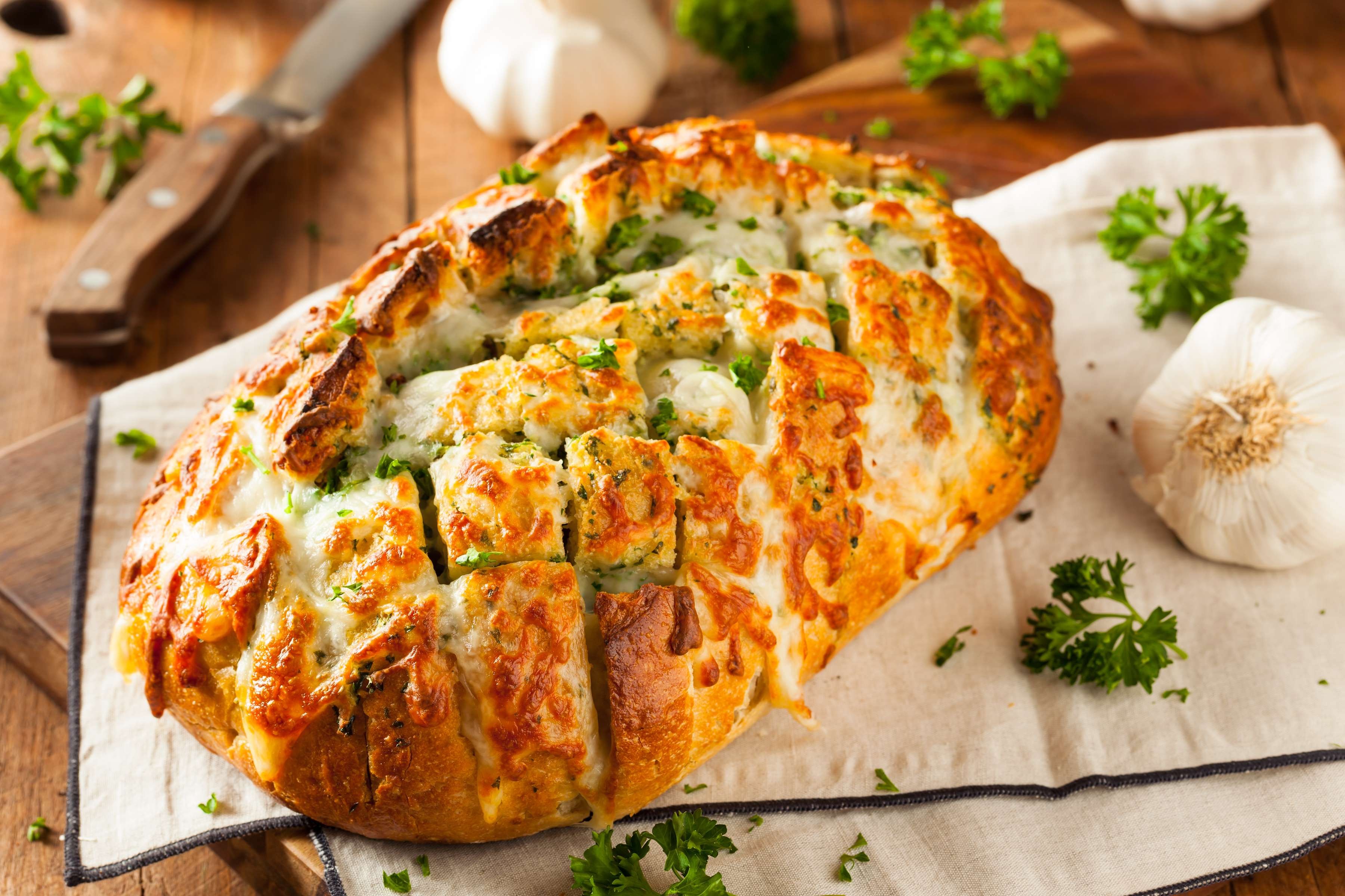 Хрустящий хлеб в духовке. Батон с сыром и чесноком в духовке. Хлеб с сыром в духовке. Чесночный хлеб с сыром. Хлеб с чесноком и зеленью.
