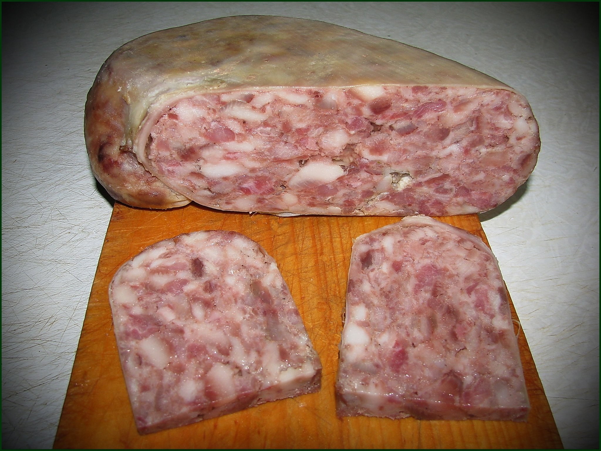 Мясо свиных голов в домашних условиях. Зельц сальтисон. Сальтисон свиной. Сальтисон белорусский мясо. Холодец зельц.
