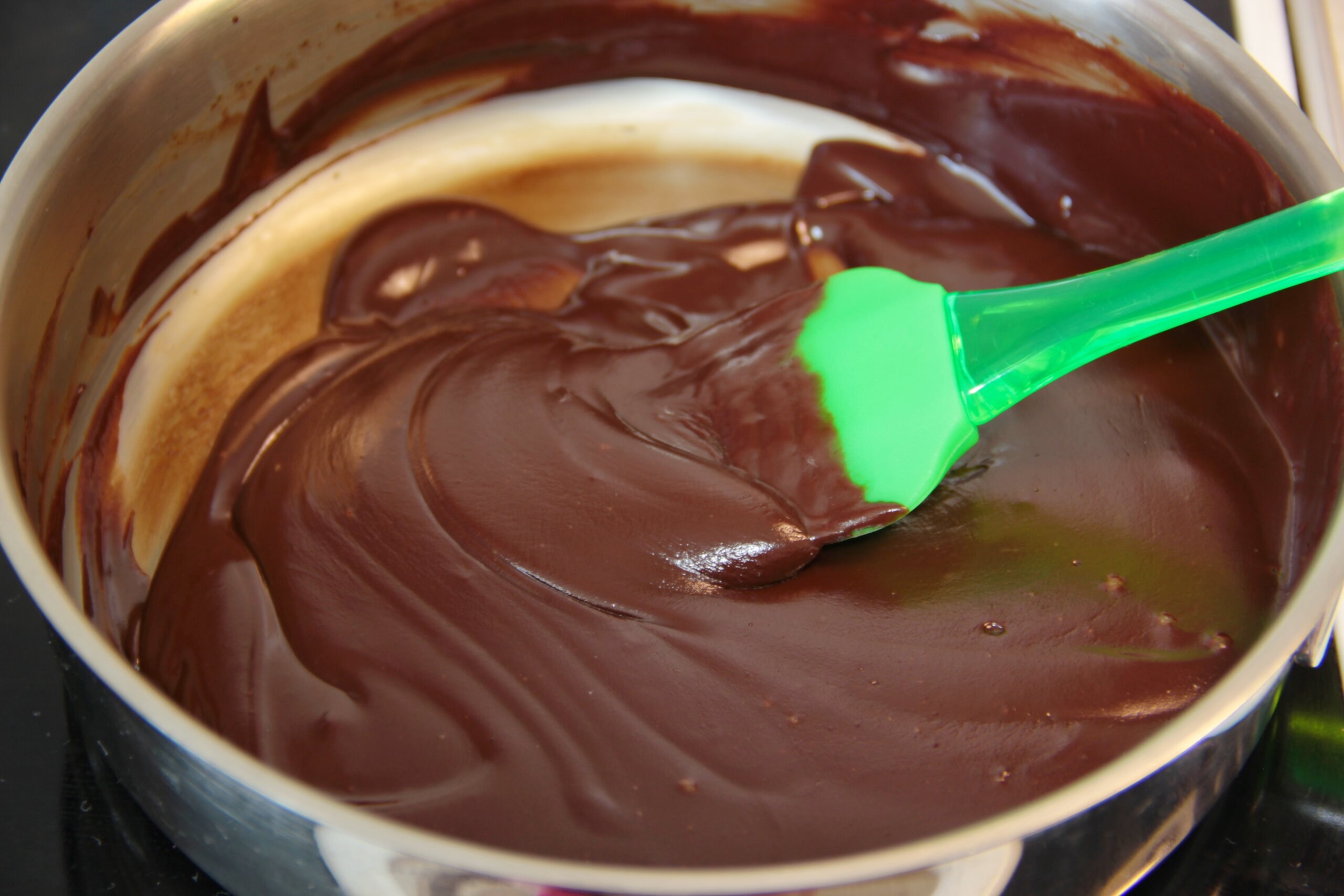 Крем из шоколада и масла. Ганаш сливки и шоколад. Шоколадный крем ганаш. Шоколадный ганаш крем для торта. Ганаш на Молочном шоколаде.