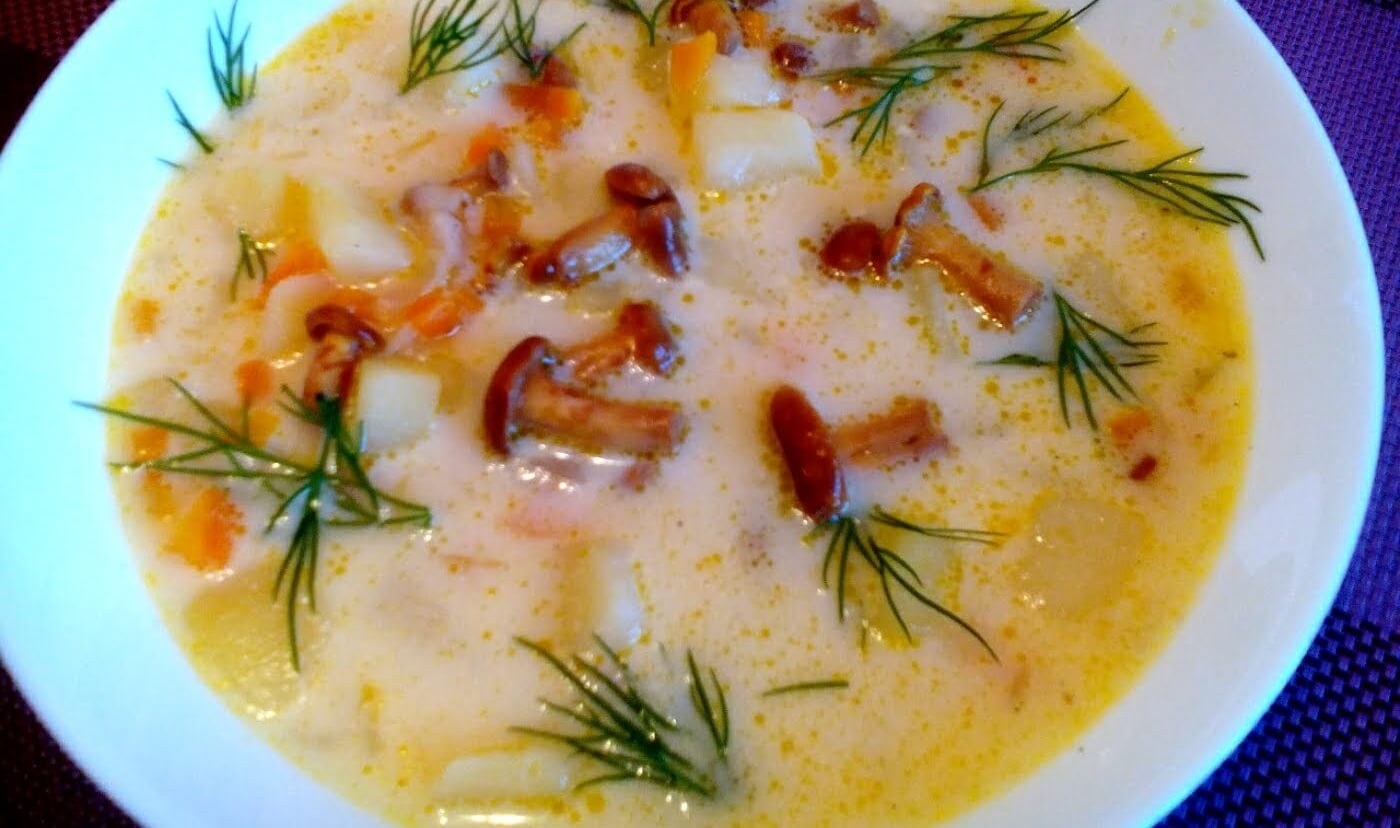 Суп с грибами и плавленным сыром картофелем. Грибной сырный суп. Сырный суп с лисичками. Грибной суп с плавленным сыром. Грибной суп из лисичек.