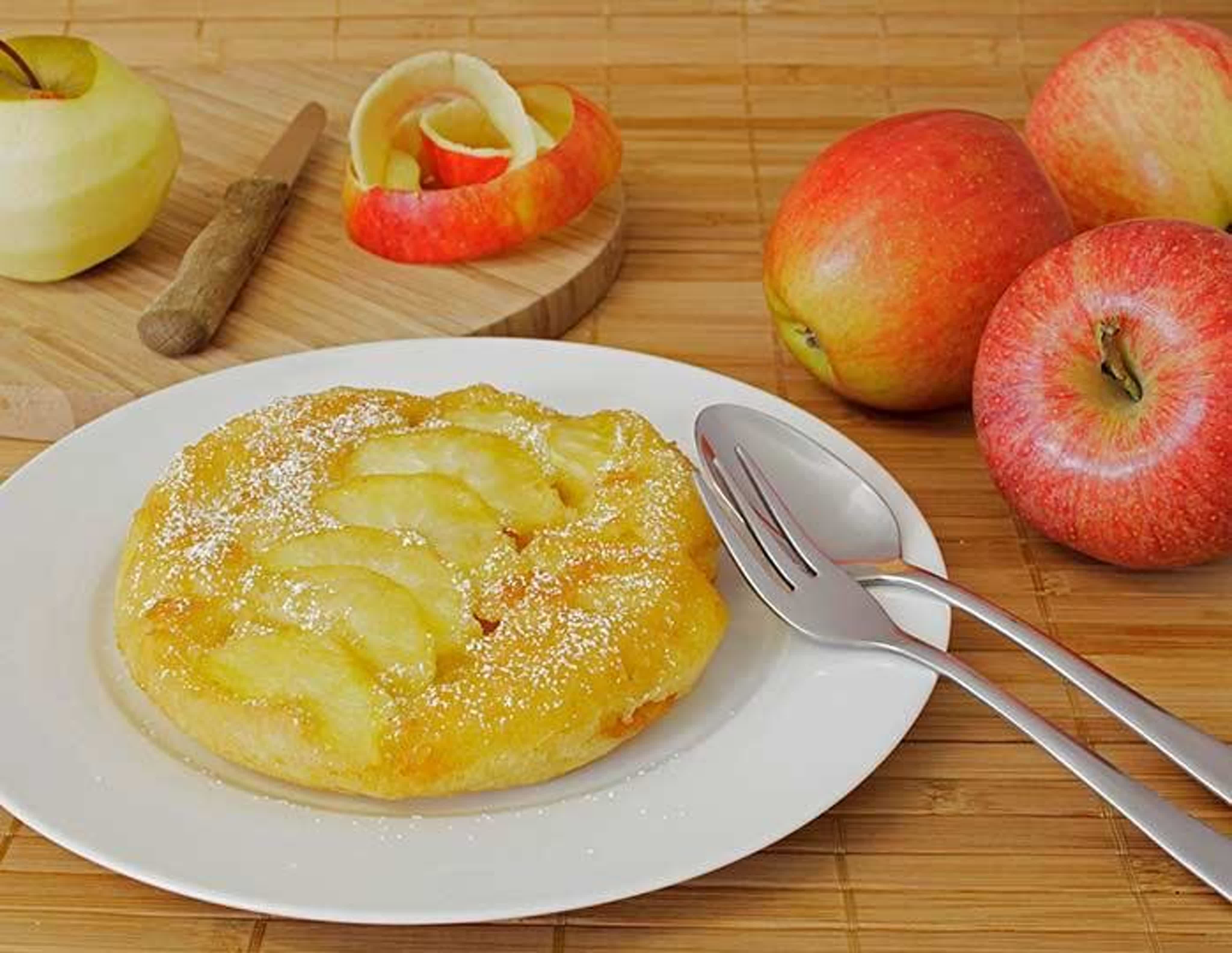 Завтрак 2 яблока. Блюда из яблок. Оладьи с яблоками. Завтрак из яблок. Красивые блюда из яблок.