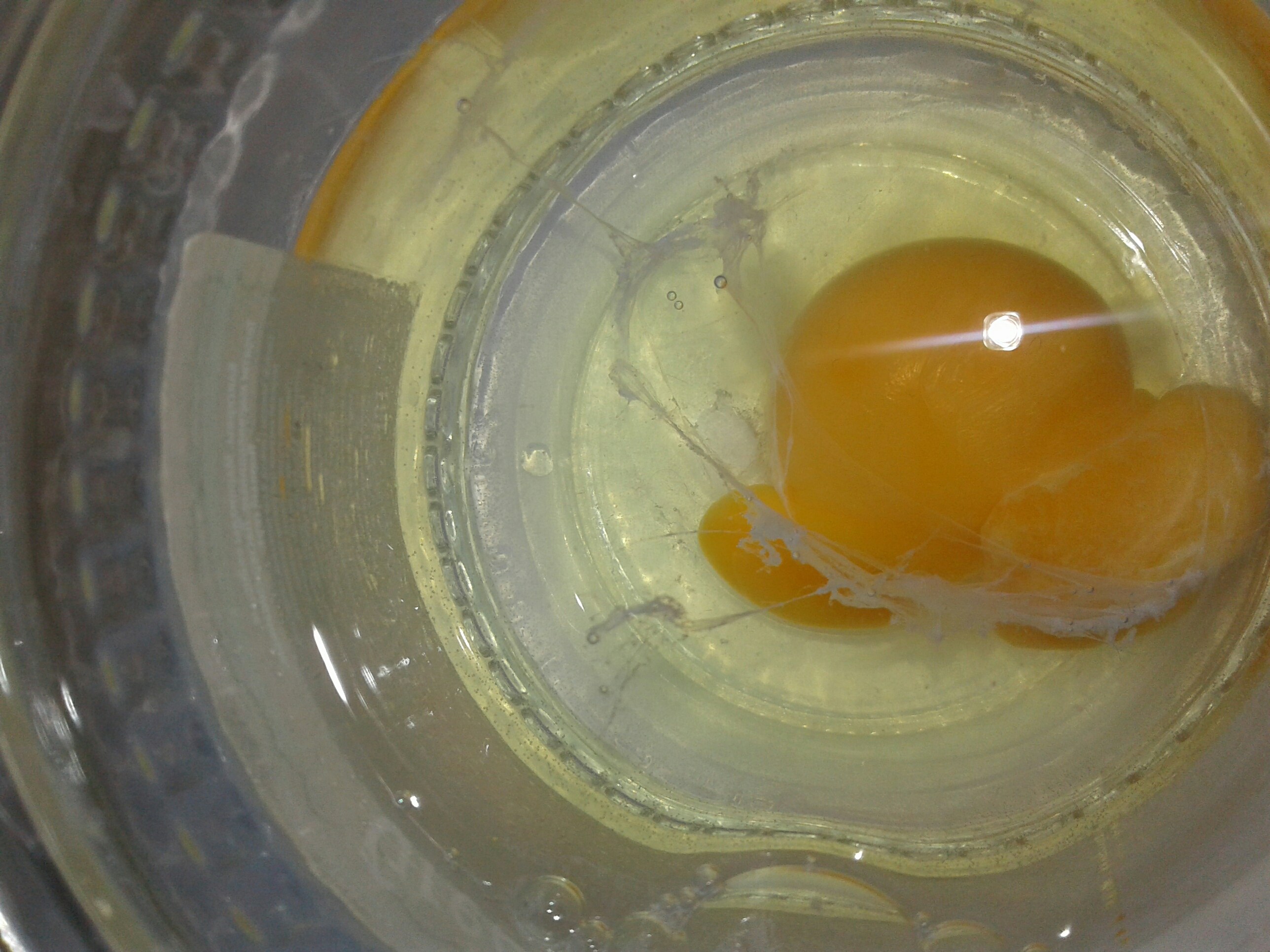 Снятие яйцом в воде. Яйцо после выкатывания. Желток при выкатывании яйцом. Разбитое яйцо в воде.