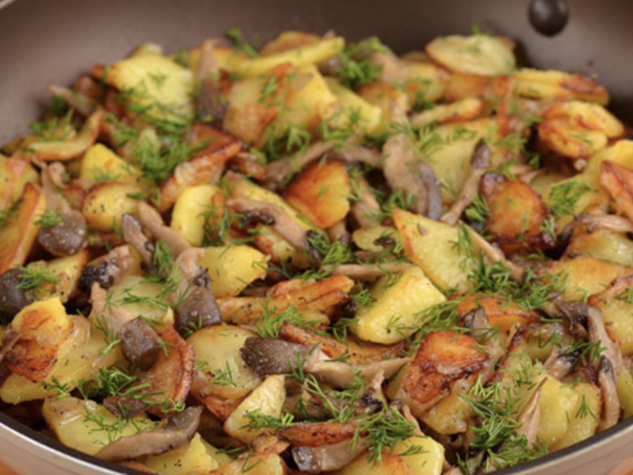 Картофель с вешенками. Картошка с грибами. Картошка с грибами на сковороде. Жареная картошка с грибами. Картофель жареный с грибами.