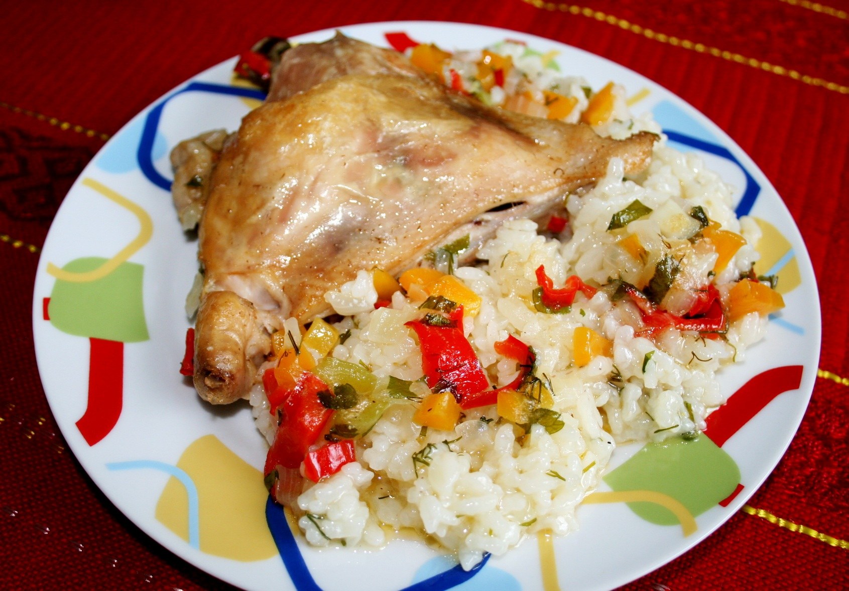 Курица с рисом на сковороде вкусный. Рис с курицей. Куриная грудка с рисом и овощами. Курочка с рисом. Отварная курица с рисом.
