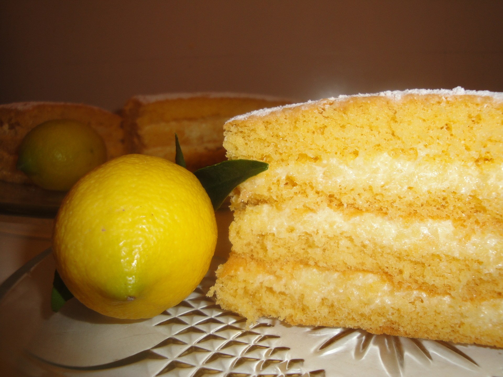 Крем из лимонов для тортов. Торт лимонник бисквитный. Ситно торт лимонник. Лимонный бисквитный пирог. Лимонный пирог бисквит.