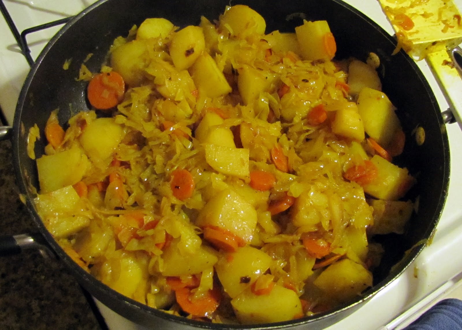 Приготовление тушеных овощей на сковороде. Кабачки тушёные с овощами. Тушеная картошка с овощами. Тушёные кабачки с картошкой. Овощи тушеные на сковороде.