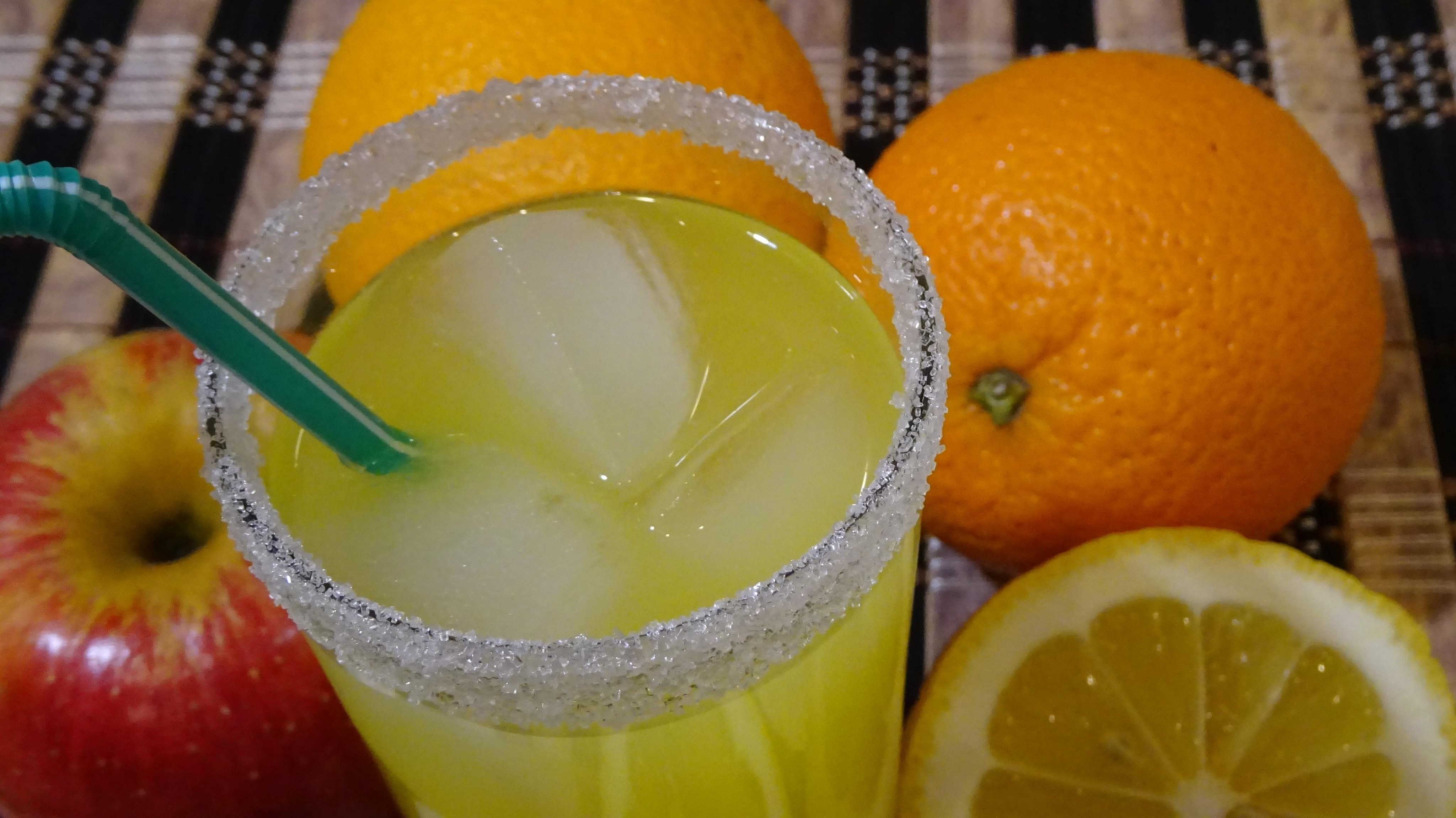 Сок из замороженных апельсинов в домашних условиях. Апельсиновый напиток. Напитки из апельсина безалкогольные. Лимонад из замороженных апельсинов. Апельсиновый напиток из замороженных апельсинов.