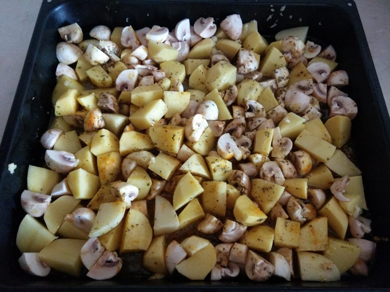 Как приготовить шампиньоны в духовке с картошкой