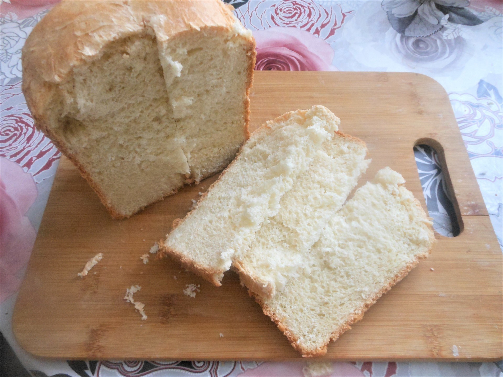 Простой хлеб на кефире. Хлеб кефирный. Хлеб на кефире. Хлеб на кефире в хлебопечке. Хлеб домашний на кефире фото.
