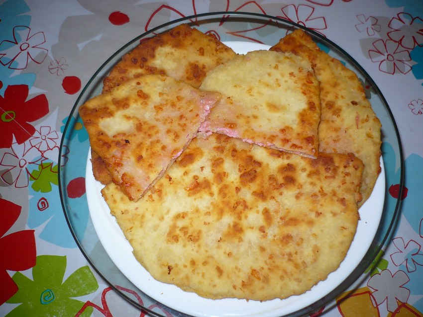 Лепешки с сыром и луком на сковороде
