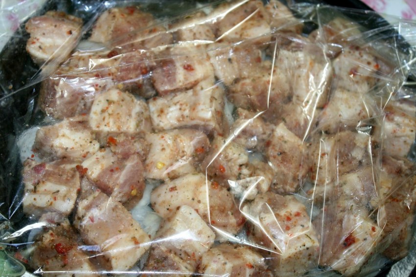 Шашлык в духовке из свинины в рукаве на луковой подушке