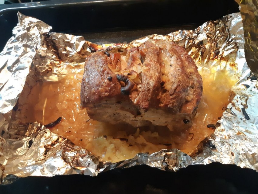 Мясо на луковой подушке