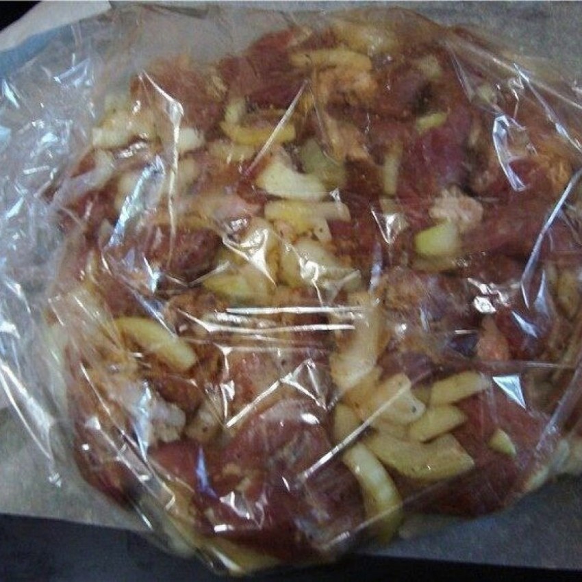 Шашлык в духовке на луковой подушке