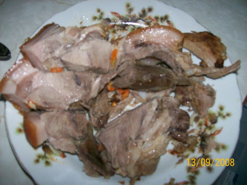 Мясо на луковой подложке в духовке