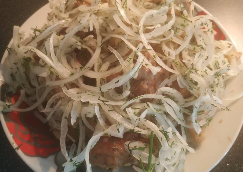 Шашлык в духовке из свинины в фольге на луковой подушке