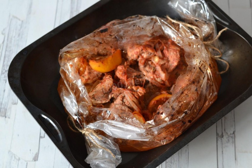 Шашлык в духовке на луковой подушке