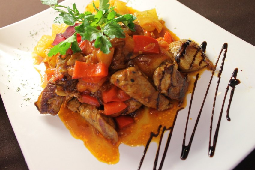 Жареная свинина с овощами