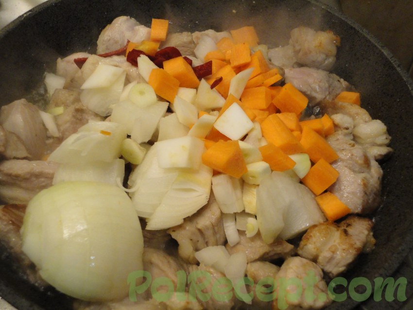 Перловая каша с тушенкой